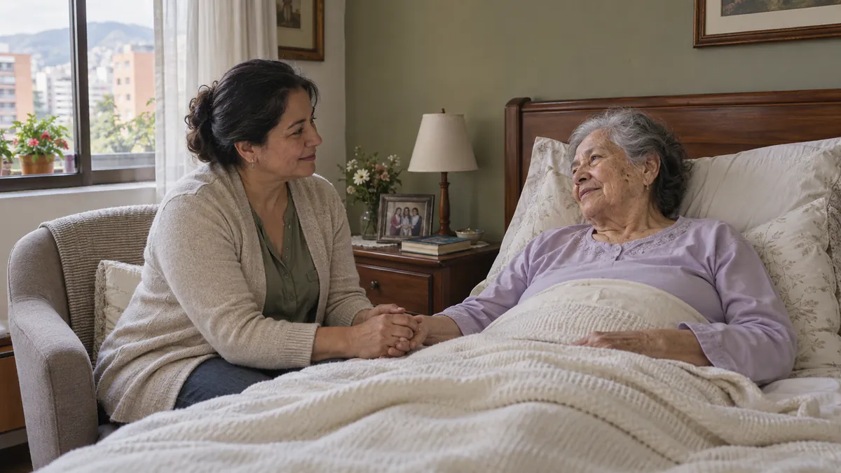 Ilustración: una acompañante toma de la mano a una señora mayor que descansa en la cama de su habitación.
