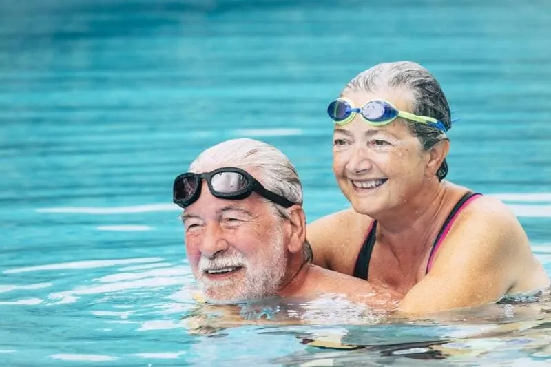Actividades para mejorar la estimulación mental para adultos mayores en Colombia como la natación