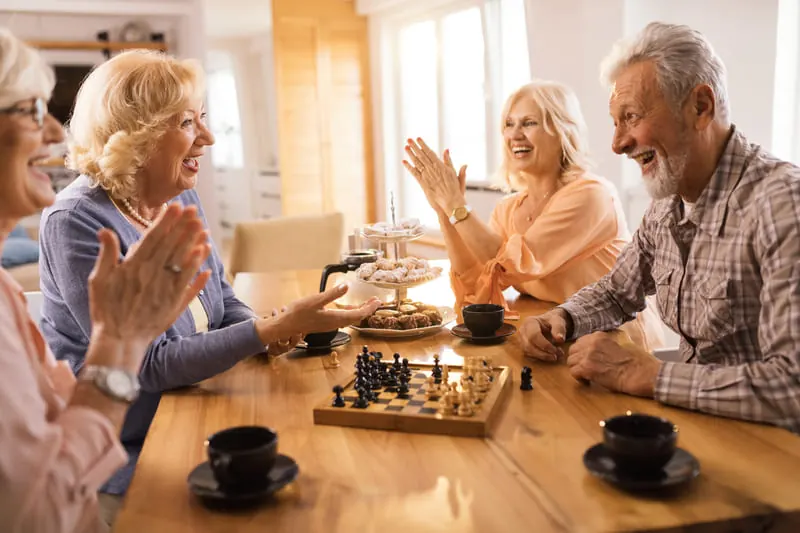 Constante actividad mental en adultos mayores