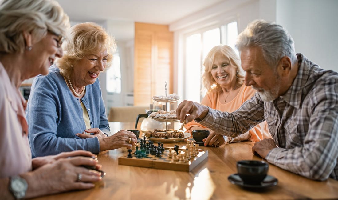 Estimulación Mental para Adultos Mayores: Guía Completa de Actividades para una Mente Activa y Saludable 6 Estimulación mental para adultos mayores en una reunión cotidiana
