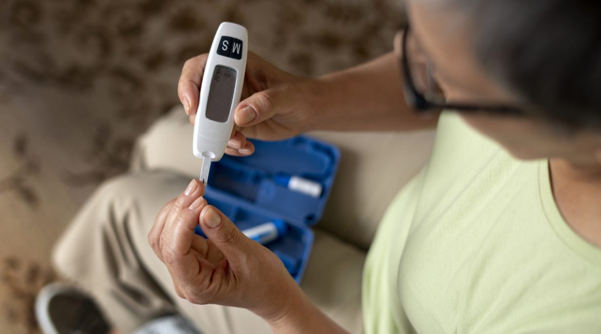 Día Mundial de la Diabetes: Cómo la enfermería a domicilio mejora la calidad de vida del adulto mayor 8 Enfermería a domicilio midiendo diabetes