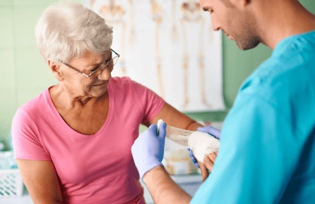 Pruebas para detectar el alzheimer adulto mayor recibiendo nueva prueba de sangre para la detección temprana